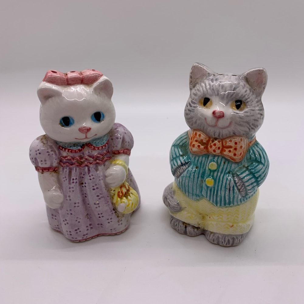 Vintage 1993 AVON Mr and Mrs Kitty Salt and Pepper shaker set.  Like new!